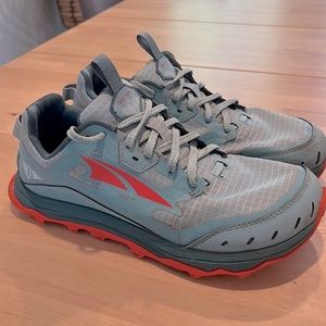 ALTRA women’s Lone Peak 6 Trail Running Shoes in Dusty Teal. Size 8